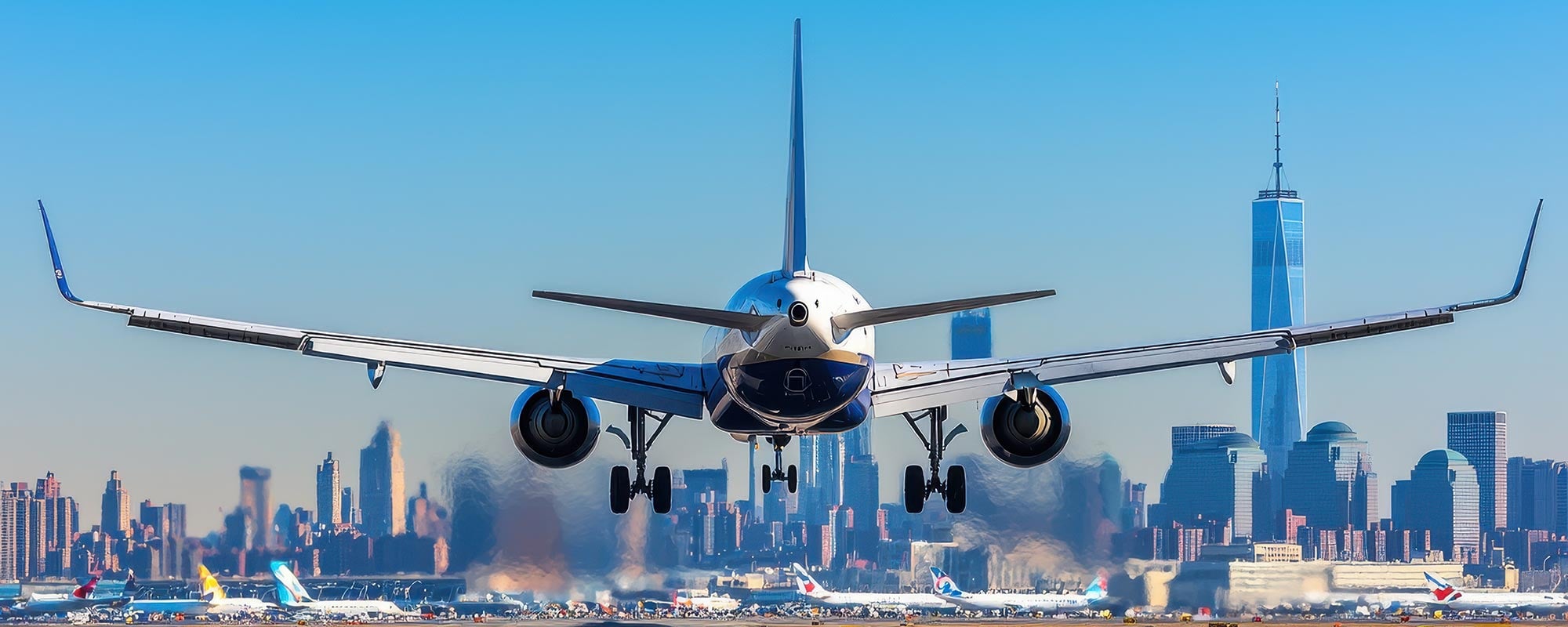 Aircraft on approach to New York with the city skyline beyond